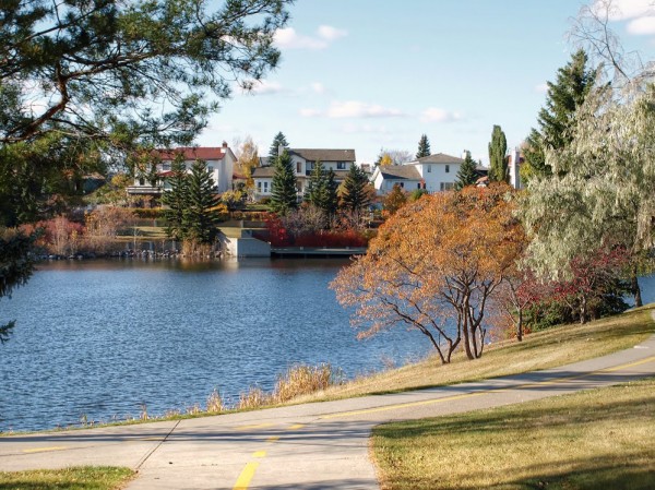 Beaumaris Lake during fall. Photograph by: Nikbrovnik