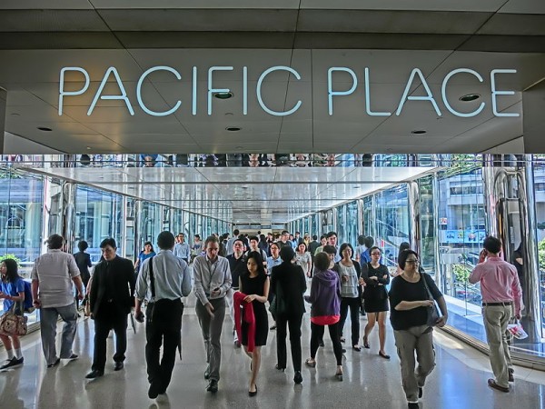 Interior of Pacific Place, Queensway, Admiralty, Hong Kong. Photo Credit: Dosdldyhai via Creative Commons