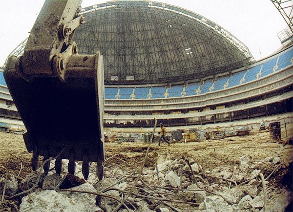 SkyDome under construction (via Stadiumpage.com)