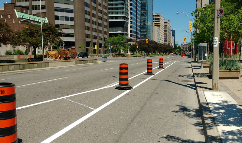 Right turn lane on University Ave.