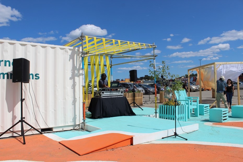 A modular stage was used to host live music and other performances. (Image courtesy of David Megia Monico)