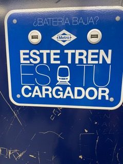 Sign saying "Este tren es tu cargador"