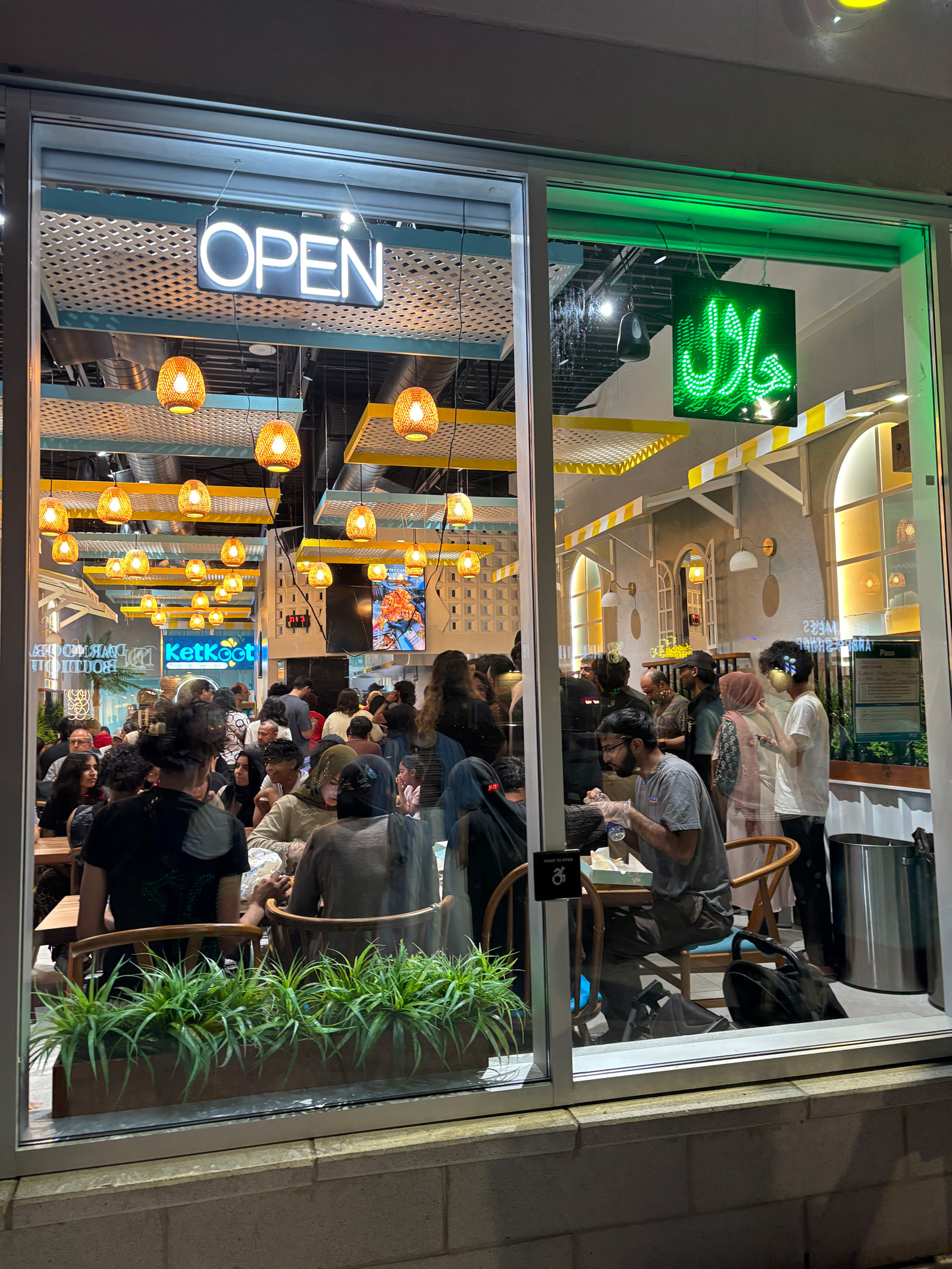 Crowds form in popular restaurants late into the night