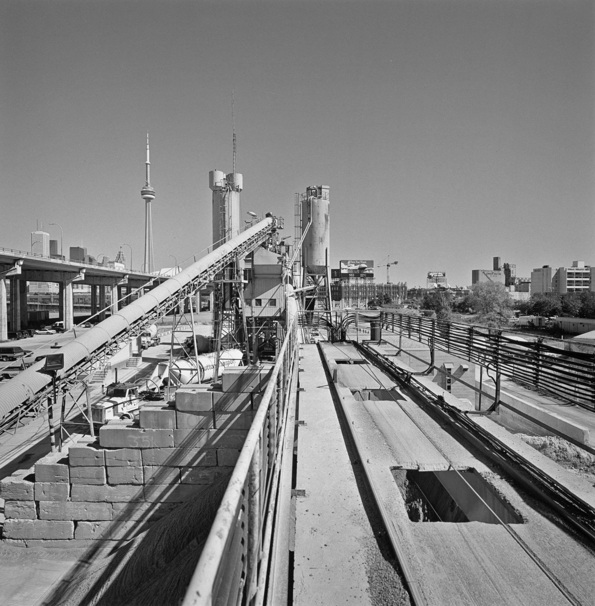 Upper conveyor gallery, CBM ready mix plant, Bathurst Street, 1998.