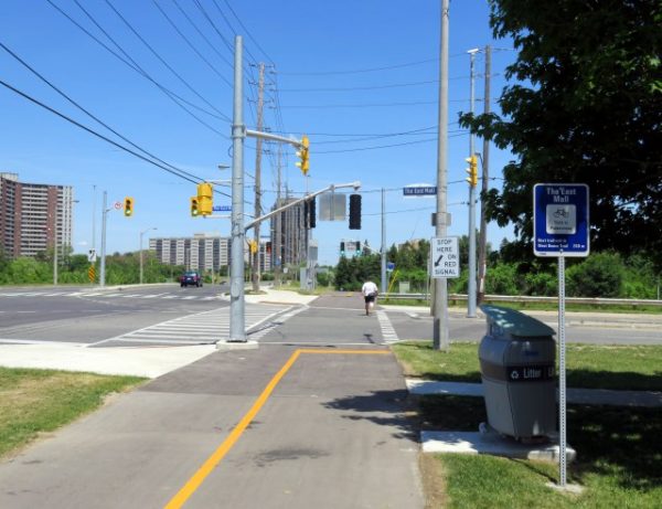 The sidepath: a solution for suburban cycling infrastructure - Spacing ...