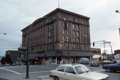 The Stratford Hotel, built in 1912, now Fan Tower Apartments. Photo by Paul Yee (1986), City of Vancouver Archives AM1523-S6-F74-: 2008-010.0531.