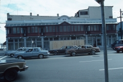 The Sam Kee Building, awarded the ‘shallowest commercial building in the world’ by the Guinness Book of Records, at 8 West Pender Street. It’s a popular tourist attraction. Photo by Paul Yee (1986), City of Vancouver AM1523-S6-F74-: 2008-010.0529.